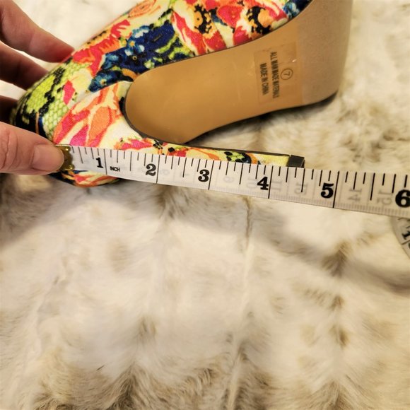 * Mona Mia Vibrant Multi Color Floral & Snake Pattern 4.5" High Heel Pumps - Picture 6 of 6